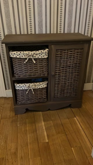 Mueble de almacenaje de mimbre y madera