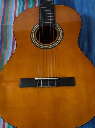 Chitarra classica con custodia nera