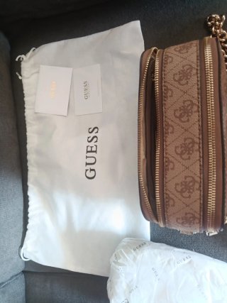Bolso Guess Cadena Marrón y Dorado