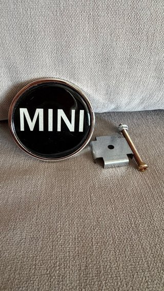 Emblema MINI clásico con soporte y tornillería OEM
