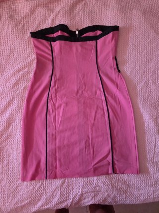 Vestido rosa sin tirantes con cremallera
