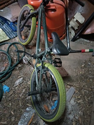Bicicleta BMX verde con ruedas verde clarito