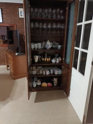 Vitrina de madera y cristal