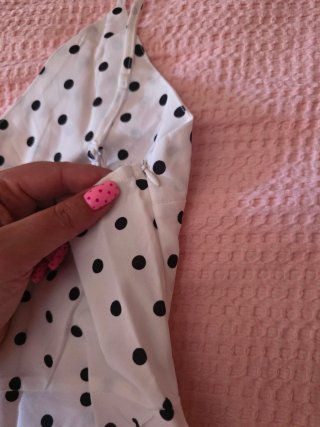 Vestido blanco con lunares negros
