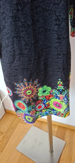 Abito Desigual nero con stampa floreale