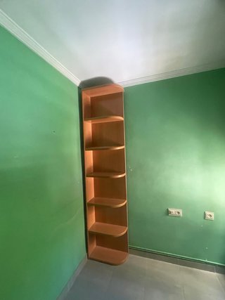 Mueble de madera con 2 cajones y estantes
