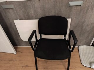 Silla de oficina negra con brazos
