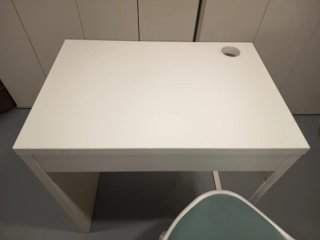 Escritorio blanco y silla giratoria