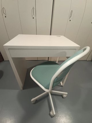 Escritorio blanco y silla giratoria