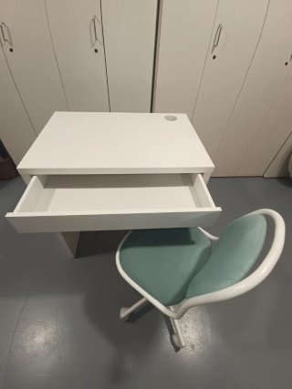 Escritorio blanco y silla giratoria
