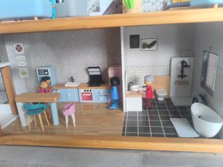 Casa de muñecas con accesorios