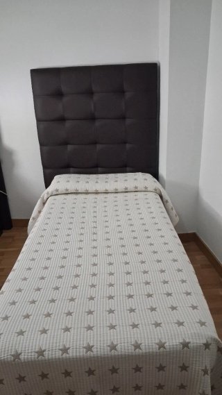 Dos cabeceros polipiel marrones.