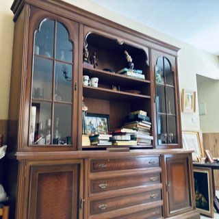 Mueble de salón de madera y cristal