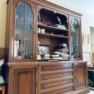 Mueble de salón de madera y cristal