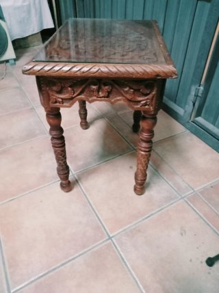 Mesa auxiliar madera tallada y cristal