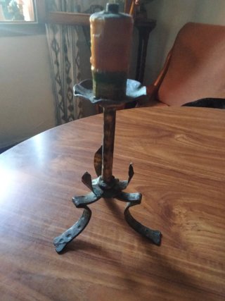 Candelabro de metal con vela