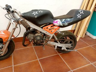 Minimoto infantil negra y naranja