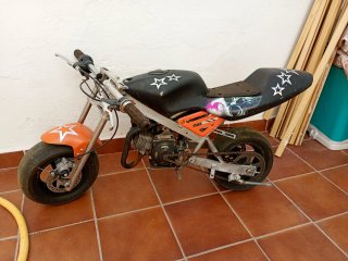Minimoto infantil negra y naranja