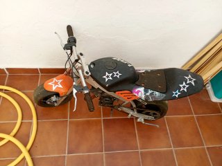 Minimoto infantil negra y naranja