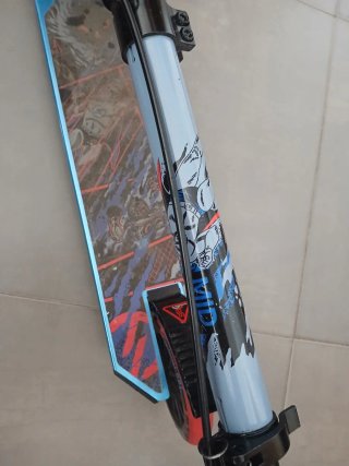 Patinete Oxelo azul con ruedas rojas