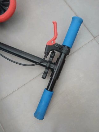 Patinete Oxelo azul con ruedas rojas