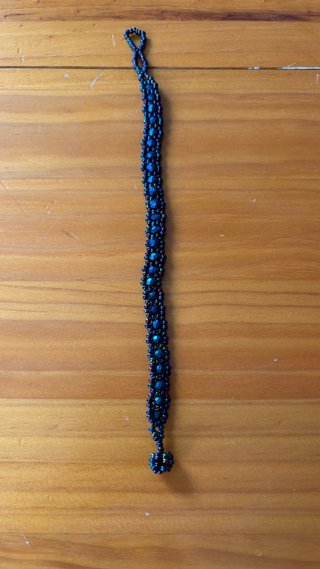 Pulsera de cuentas azul y negra
