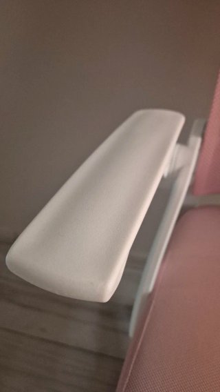 Silla de escritorio rosa y blanca. Nueva