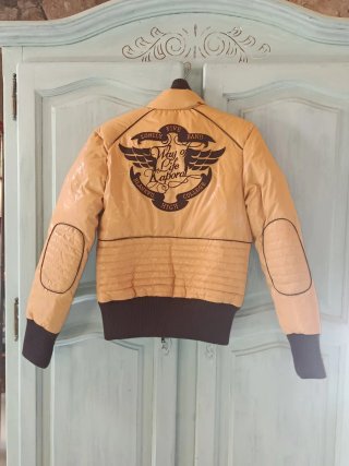 Anorak Kaporal Amarillo Grueso, escudo bordado