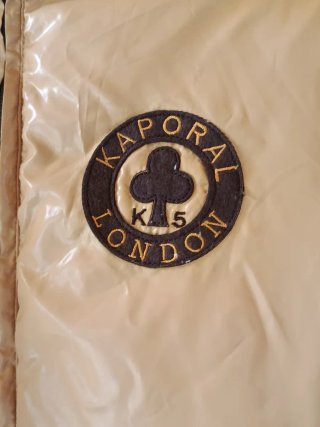 Anorak Kaporal Amarillo Grueso, escudo bordado
