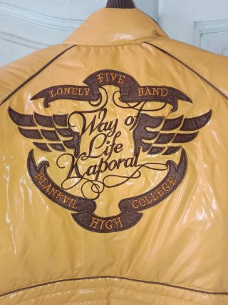 Anorak Kaporal Amarillo Grueso, escudo bordado