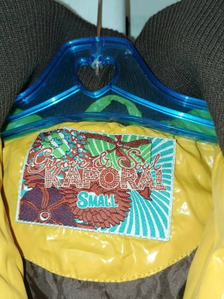 Anorak Kaporal Amarillo Grueso, escudo bordado