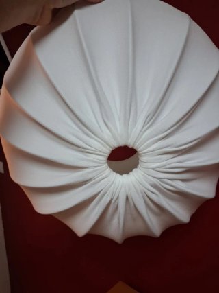 Lámpara de tela blanca plisada