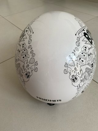 Casco blanco con diseño doodle