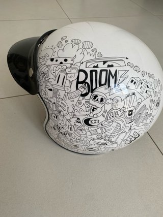 Casco blanco con diseño doodle