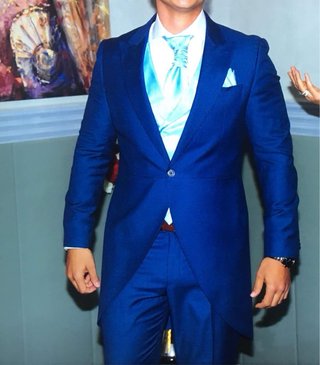 Traje de novio azul