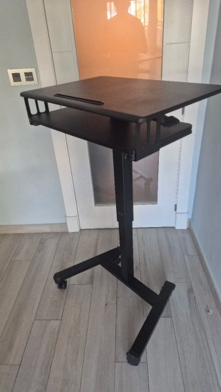 Mesa de ordenador con ruedas