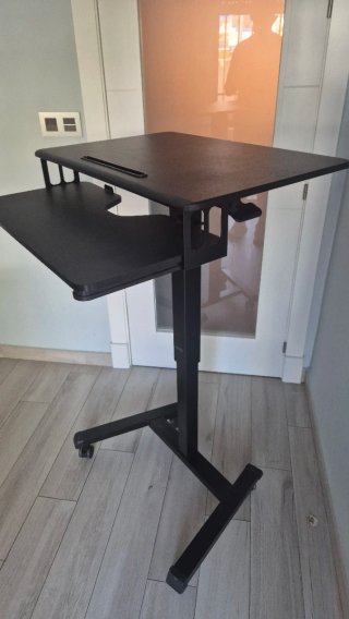 Mesa de ordenador con ruedas
