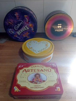 Cajas metálicas Cadbury Heroes y Pacha