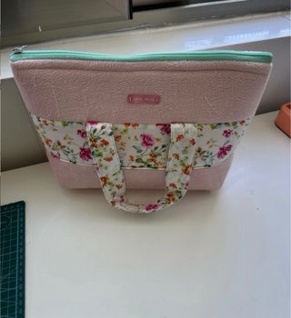 Bolso rosa con flores