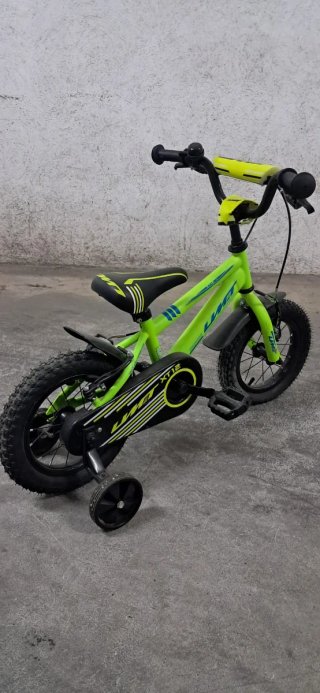 Bicicleta infantil verde con ruedines