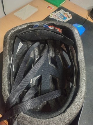 Casco de bicicleta plateado y azul