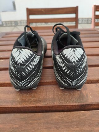 Botas de fútbol Puma Negras y Blancas