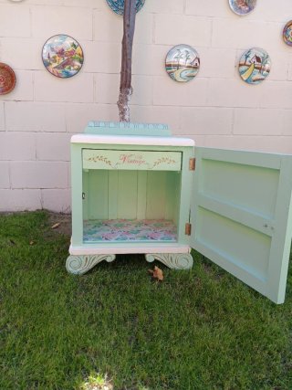 Mueble antiguo pintado a mano