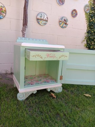 Mueble antiguo pintado a mano
