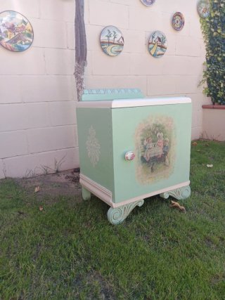 Mueble antiguo pintado a mano