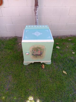 Mueble antiguo pintado a mano