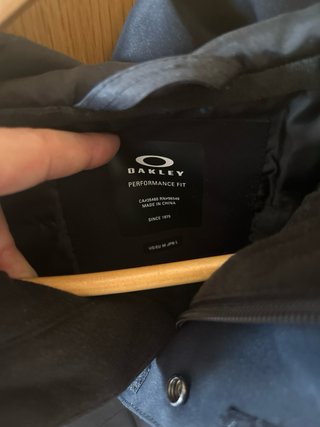 Chaqueta Oakley Negra con Capucha