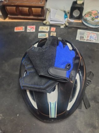 Casco y guantes de ciclismo