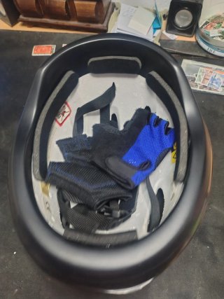 Casco y guantes de ciclismo
