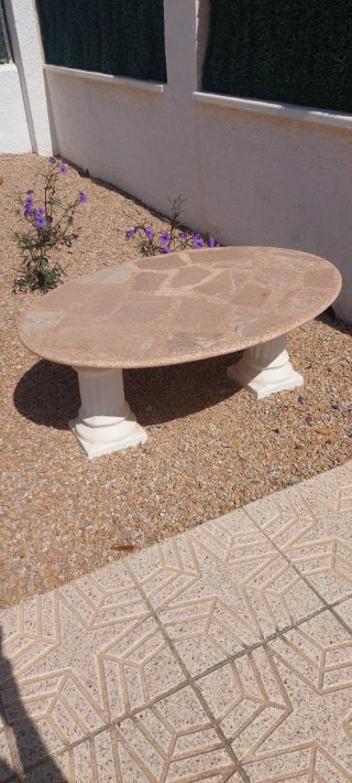 Tavolo da giardino ovale in pietra e marmo